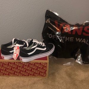 Old skool vans, brand new never worn.Size 5.5 in men and size 7 in woman.